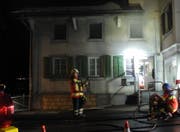 Am älteren Wohnhaus entstand beträchtlicher Sachschaden. (Bild: Kapo Schwyz)