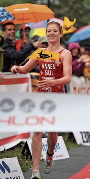 Die einheimische Tagessiegerin Jolanda Annen feiert auf der Zielgeraden mit der Urner Flagge. Bild: Urs Hanhart (Seedorf, 2. Juli 2017)