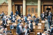 Es ist zuweilen ein Kommen und Gehen im Nationalratssaal. Das ist nichts für lärmempfindliche Menschen. (Bild: Peter Schneider/Keystone (Bern, 29. November 2017))