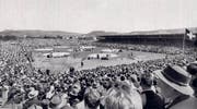 In der extra errichteten Schwingerarena schauten sich 1961 während zweier Tage gut 30 000 Personen die Sägemehlduelle an. (Bild: Zuger Kantonaler Schwingerverband)