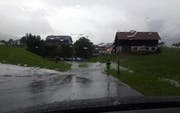Wernisberg bei Schwyz: Wasser über der Strasse. (Bild: Leserbild Bote der Urschweiz)