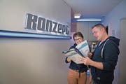 Konzept5-Geschäftsleiter Mitch Dillier mit Administratorin Gerda Bünter. (Bild: Corinne Glanzmann (Dallenwil, 20. März 2018))