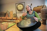Verena Gisler am «Hang», einem von über 100 Instrumenten ihres Ateliers. (Bild: Urs Hanhart (Altdorf, 20.11.2017))