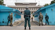 Südkoreanische Soldaten blicken auf die nordkoreanische Seite am Grenzpunkt Panmunjom. (Bild: Jacquelyn Martin/AP (30. September 2013))
