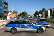 Die Polizei sperrt die Zufahrt zum Nachtclub «Grey» ab. (Bild: EPA/Oliver Hanser)