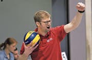 Will auch morgen Samstag nach dem ersten Playoff-Final-Spiel jubeln: Volleya-Trainer Nik Buser. (Bild: Beat Sauser)