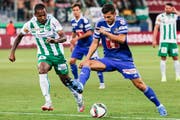 Gibt sich kämpferisch: FCL-Mittelfeldspieler Remo Freuler (rechts) gegen den St. Galler Everton Luiz. (Bild: Keystone/Alexandra Wey)