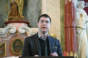Mike Bacher, einer der Autoren, an der Vernissage des Hefts in der Klosterkirche. (Bild: Beat Christen/PD (Engelberg, 21. März 2017))