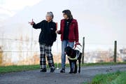 Barbara Hendry (links) und Agnes Seiler mit dem Labradorhund Jackson auf einem gemeinsamen Spaziergang in Buochs. (Bild: Corinne Glanzmann (Neue LZ))