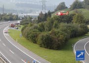 Die Frau wird ins Spital überflogen. (Bild: Geri Holdener, Bote der Urschweiz)