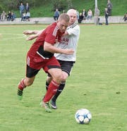 Der Sinser Jeremias Würsch (rot) und Emmens Steven Zwimpfer liefern sich einen spannenden Zweikampf. (Bild: Michael Wyss (Sins, 12. 8. 2017))