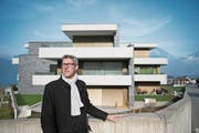 Hausbesitzer Thomas Käslin vor dem Mehrfamilienhaus Oberbächli in Beckenried. (Bild: Corinne Glanzmann (Beckenried, 6. Februar 2018))