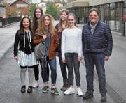 Informieren über Morbus Bechterew (von links): Giulia Bedin, Mara Tichelaar, Nele Zehne, Nathalie Wicki, Lia Lütholf und Martin Bucher, Kontaktperson für die Vereinigung Morbus Bechterew. (Bild: PD)