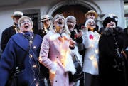 Die Gruppe I Cantarelli gibt alles und wird für die schönen Lieder mit einem Korb voller Gaben beschenkt. (Bild Werner Schelbert)