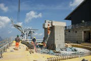 Gleichzeitiger Einbau von Bahntechnik und Betonarbeiten bei der Bergstation Stand. (Bild: Philipp Unterschütz)