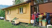 Letzte Arbeiten am vollkommen erneuerten Lehrbienenstand der Obwaldner Imker: von links Bauleiter Alois Kiser, Präsidentin Brigitte von Flüe und Pionier Hans Vogler. (Bild: Romano Cuonz (Sarnen, 6. Mai 2017))