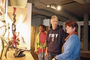 Doris Ineichen-Addo, Walter Mathys und Hison-Präsidentin Doris Schnyder (von links) begutachten Verkaufsware des Vereins. (Bild: Marion Wannemacher (Stans, 7. Februar 2018))