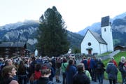 Unzählige Schaulustige, darunter viele Fotografen und auch Schulklassen, bestaunen das Sonnenereignis bei der Kirche Elm. (Bild: Stefanie Nopper / Luzernerzeitung.ch)