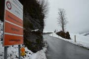 Die Wiesenbergstrasse ist wegen Lawinengefahr gesperrt. (Bild: Franziska Herger / NZ (Dallenwil, 31. März 2018))