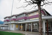 Ein paar Lichter brennen, der Tag erwacht im Schulhaus Dossen. (Bild: Markus von Rotz (Kerns, 10. November 2017))