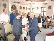 Obergerichtspräsident Albert Müller gratulierte allen zur Vereidigung. Hier Roland Bucher, Vize-Präsident der Schlichtungsbehörde. (Bild Kurt Liembd, Stans, 17. August 2017)