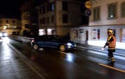 Ein Feuerwehrmann leitet den Verkehr um. (Bild: Geri Holdener)