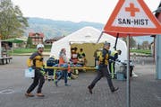 Mit einem Hubretter holt die Feuerwehr verletzte Personen aus dem oberen Stock des Schulhauses 57. Diese werden anschliessend in der Sanitäts-Hilfsstelle betreut. (Bilder: Martin Uebelhart (Giswil, 21. Oktober 2017))