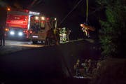 Feuerwehr und Rettungsdienst holen den 11-Jährigen zurück auf die Strasse. (Bild: Geri Holdener, Bote der Urschweiz)