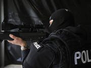 Höhere Durchschlagskraft: Ein Gewehr in der Hand eines Polizisten. (Symbolbild)