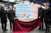 Die Regierungsräte Niklaus Bleiker (Obwalden), Ernst Stocker (Zürich), Stephan Attiger (Aargau), und Benedikt Wuerth (St. Gallen) machen sich in Zürich für die Bahnvorlage FABI stark. (Bild: Keystone)