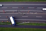 Blick aus der Vogelperspektive: Mehrere Meter Leitplanke hat der Laster niedergewalzt. (Bild: helinews.ch)