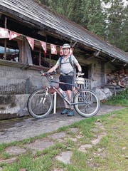 Walter Abächerli auf Besuch auf der Alp Unterunterwengen. (Bild: PD (Giswil, 22. September 2017))