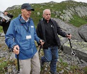 Paul Dubacher mit Bundesrat Ueli Maurer auf dem Vier-Quellen-Weg. (Bild: urh (Gotthard, 5. August 2012))