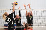 Der Volleyballmatch zwischen VBC Steinhausen (schwarz) gegen Raiffeisen Volley Obwalden (schwarz) fand in der anlage Sunnengrund in Steinhausen statt. Volleyas 10 Esther Rohrer (links) gegen Steinhausens 14 Sarah Strübin, 4 Vanessa Gwerder. Bild (Bild: Roger Zbinden (Steinhausen, 28. Oktober 2017))