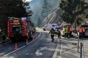 Schwerer Unfall beim Fallenbach zwischen Gersau und Brunnen. Die Strecke ist gesperrt. (Bild: Geri Holdener, Bote der Urschweiz)