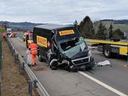 Nach knapp einer Stunde war der Transporter wieder auf den Rädern. (Bild: Geri Holdener, Bote der Urschweiz)