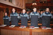 Von links: Jeanine Blättler, Philipp Flury, Adrian Ineichen, Marc Mosig und Michael Odermatt an der Vereidigungsfeier der Nidwaldner Polizei in der Kapuzinerkirche in Stans. (Bild: Sepp Odermatt (1. Dezember 2017))