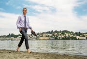 Mal kurz die Füsse vertreten bei der Ufschötti: Tourismusdirektor Marcel Perren liebt die Natur und Luzern. (Bild: Philipp Schmidli (Luzern, 4. August 2017))