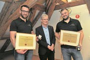 Die Geehrten Dominik Planzer (links) und Roman Schneider mit Urs Kälin. (Bild: Urs Hanhart (Altdorf, 23. 3. 2018))