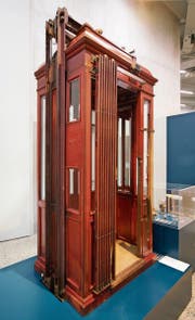Liftkabine aus Mailand (um 1890). (Bild: A Museum London, MTMAD Lyon)
