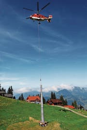 Der Kamov-Helikopter liefert die Masten für die Seilbahn Klewenalp-Stockhütte. (Bild: Corinne Glanzmann)