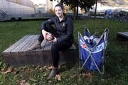 Sibylle Scherer (neben der Zuger Sporthalle) führt auch in der laufenden Saison die Torschützinnenwertung der höchsten Liga an. (Bild: Werner Schelbert (21. Oktober 2016))