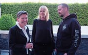 Erika Walther (links), Präsidentin des Tierschutzvereins Nidwalden, mit den neuen Vorstandsmitgliedern Uschi Müller und Andy Waldner. (Bild: Richard Greuter (Oberdorf, 29. April 2017))