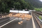 Der umgekippte Anhänger und die Ziegelsteine blockierten die Autobahn A4. (Bild: Kapo Schwyz)
