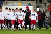 Setzen sich nach dem 2:1-Sieg gegen Unterhaching unmissverständlich für ihren Trainer Christian Brand (hinten rechts) ein: die Spieler von Jahn Regensburg. (Bild Nickl/Mittelbayerische Zeitung)