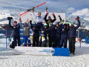 Marco Odermatt feiert mit seinem Team die fünfte Medaille.