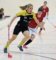 Erzielte die 2:1-Führung der Urnerinnen: Angela Tresch (am Ball). (Bild: Urs Hanhart (Altdorf, 9. April 2017))