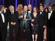 Grosse Ehre für Miniserie: Die Verantwortlichen der Reihe "The People v. O.J. Simpson" feiern ihre Emmy-Auszeichnung. (Bild: KEYSTONE/AP Invision/CHRIS PIZZELLO)