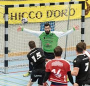 Stans-Goalie Stipan Maric sieht sich mit einem Schuss des Winterthurers Yannick Ott (links) konfrontiert. (Bild: Roger Grütter (Stans, 17. Februar 2018))