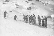Skiunterricht in Andermatt: Die norwegischen Skilehrer lehrten noch Telemark und Kristiania. In den 1920er-Jahren setzte sich die Arlbergschule durch. Bestandteil davon war auch die Hocke für Schussfahrten. (Bilder: Jean Haemisegger, Staatsarchiv Uri)